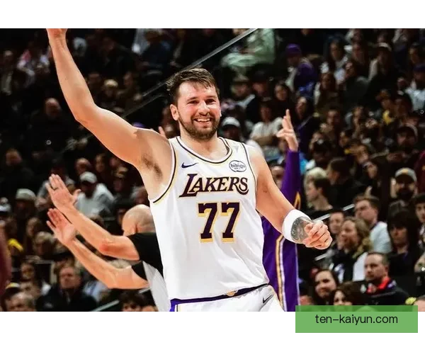 戴维斯边路站位分析：在战术执行中表现稳健，助攻能力值得关注